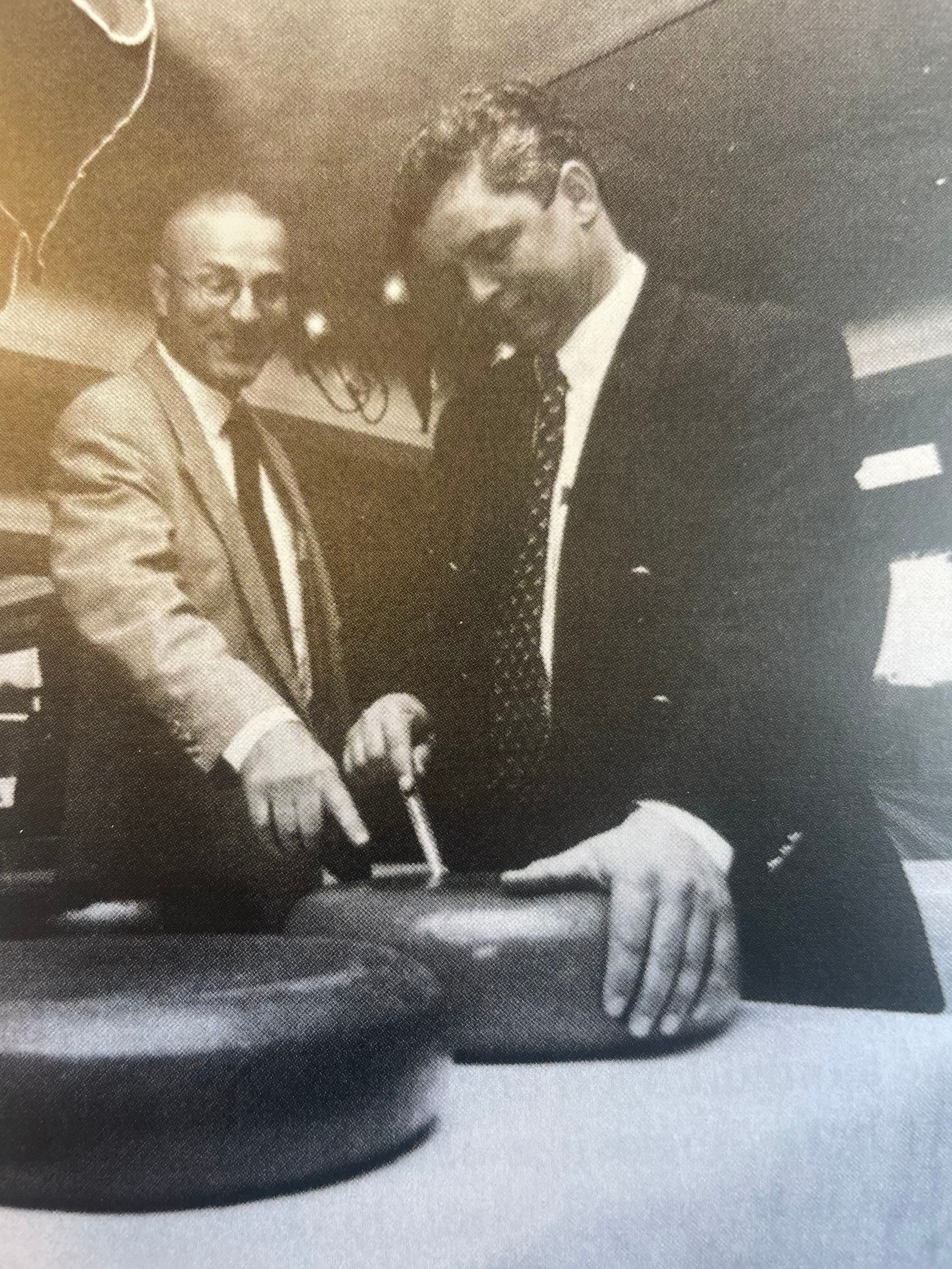 Jeroen Noë en collega bij kaaswielen - 47 jaar ervaring in de kaasindustrie